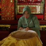 DARI PENITI MENJADI PRESTASI: KETELATENAN NY. ARNENGSIH HANAFIS MENGHIDUPKAN SULAM PENITI PARIAMAN. DARI PENITI MENJADI PRESTASI: KETELATENAN NY. ARNENGSIH HANAFIS MENGHIDUPKAN SULAM PENITI PARIAMAN.
