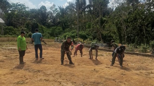Jumat Berkah,Babinsa dan Warga Bah Sulung Gotong Royong Jaga Kebersihan Lingkungan.