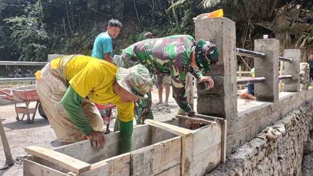 Danramil Sidamanik Pimpin Percepatan Jembatan Aramco, Kebersamaan Hangat Terjalin Bersama Warga.