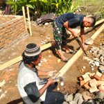 Penuh Semangat dan Manunggal Bersama Rakyat, Satgas TMMD Ke-128 Gotong Royong Lanjutkan Pembangunan RTLH Milik Ibu Leni Marlina Penuh Semangat dan Manunggal Bersama Rakyat, Satgas TMMD Ke-128 Gotong Royong Lanjutkan Pembangunan RTLH Milik Ibu Leni Marlina