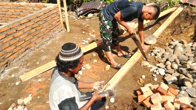 Penuh Semangat dan Manunggal Bersama Rakyat, Satgas TMMD Ke-128 Gotong Royong Lanjutkan Pembangunan RTLH Milik Ibu Leni Marlina