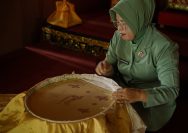 TANGAN TERAMPIL IBU PERSIT,MENGANGKAT SULAM PENITI PARIAMAN BERNILAI EKONOMI.