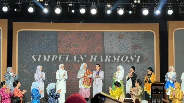 Pameran UMKM dan Fashion Show "Persit Bisa" Berlangsung Meriah, Ketua Umum Persit KCK Kunjungi Booth Sulam Peniti Pariaman.