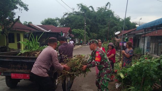 Kompak Bangun Kebersamaan, Babinsa dan Bhabinkamtibmas Gotong Royong Bersama Warga Nembos.