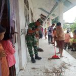 Bangun Kepedulian Sejak Dini, Babinsa Bersama Guru dan Murid Bersihkan Sekolah.