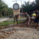 Babinsa dan Warga Kompak Gotong Royong Perbaiki Jalan Berlubang di Nagori Marubun Jaya Babinsa dan Warga Kompak Gotong Royong Perbaiki Jalan Berlubang di Nagori Marubun Jaya