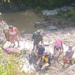 Babinsa dan Warga Bersatu, Jalan Longsor Penghubung Dua Nagori di Raya Kembali Ditimbun Babinsa dan Warga Bersatu, Jalan Longsor Penghubung Dua Nagori di Raya Kembali Ditimbun