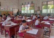 Babinsa Koramil 09/Tiga Balata Monitor Pelaksanaan UAS di SD Plus Tiga Balata, Pastikan Berjalan Aman dan Lancar