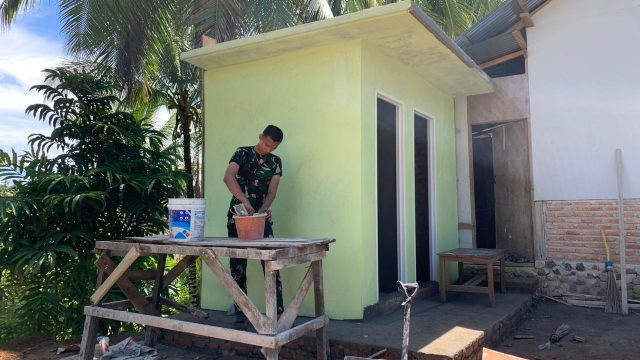 Satgas TMMD Ke 128 Tahun 2026 Bersama Masyarakat Nagari Batu Gadang Gotong Royong Bersama Membangun MCK Pasantren Nurul Ilmi Memasuki Tahap Pengecatan