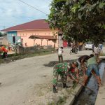 Babinsa dan Warga Kahean Kompak Bersihkan Saluran Air, Wujud Kepedulian Cegah Banjir.