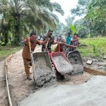 Semangat Gotong Royong Warga dan Babinsa, Jalan Rusak di Nagori Mekar Rejo Mulai Dibeton. Semangat Gotong Royong Warga dan Babinsa, Jalan Rusak di Nagori Mekar Rejo Mulai Dibeton.