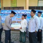 Kapolres AKBP Wahyu Endraja Serahkan Satu Ekor Hewan Kurban Kepada Ketua MUI Labuhanbatu.