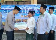Kapolres AKBP Wahyu Endraja Serahkan Satu Ekor Hewan Kurban Kepada Ketua MUI Labuhanbatu.