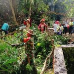 Semangat Kebersamaan, TNI-Polri dan Warga Gotong Royong Bersihkan Umbul di Siabal Abal