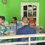 Babinsa dan Bhabinkamtibmas Komsos dengan Masyarakat di Wilayah Binaan.