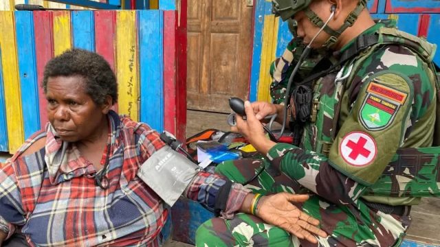 Peduli Terhadap Seksama,Satgas Pamtas RI -PNG Yonif 136 Memberikan Pengobatan Gratis.
