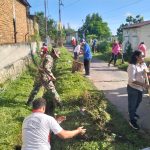 Semangat Gotong Royong di Simarimbun, Babinsa Bersama Perangkat Kecamatan Bersihkan Drainase. Semangat Gotong Royong di Simarimbun, Babinsa Bersama Perangkat Kecamatan Bersihkan Drainase.