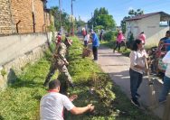 Semangat Gotong Royong di Simarimbun, Babinsa Bersama Perangkat Kecamatan Bersihkan Drainase.
