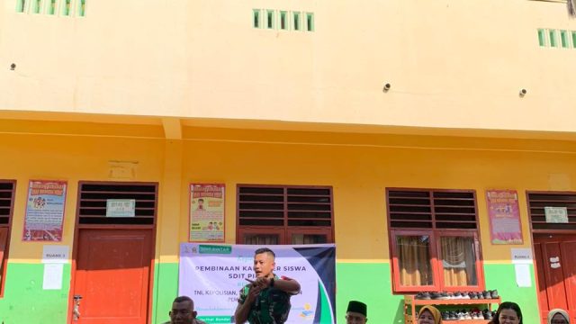 Babinsa dan Bhabinkamtibmas Berikan Motivasi Belajar kepada Siswa SD IT Pintar, Tanamkan Semangat Raih Masa Depan.