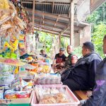 Manfaatkan Warung Kopi, Babinsa Koramil 03/Sungai Sarik Ajak Warga Jaga Kamtibmas.