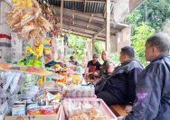 Manfaatkan Warung Kopi, Babinsa Koramil 03/Sungai Sarik Ajak Warga Jaga Kamtibmas.