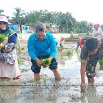 Menanam Harapan untuk Negeri, Babinsa dan Petani Bah Sorma Bersatu Sukseskan Tanam Serentak Nasional.