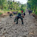 Babinsa dan Warga Bersatu Perbaiki Jalan Desa, Wujud Nyata Semangat Gotong Royong di Raya Kahean.