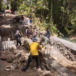 Semangat Kebersamaan di Sidamanik, Personil Kodim 0207/ Simalungun dan Masyarakat Bangun Jembatan untuk Masa Depan.