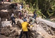Semangat Kebersamaan di Sidamanik, Personil Kodim 0207/ Simalungun dan Masyarakat Bangun Jembatan untuk Masa Depan.