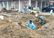 Babinsa dan Umat Katolik Bersatu dalam Gotong Royong, Wujudkan Pembangunan Gereja Paroki Asisi Saribudolok.