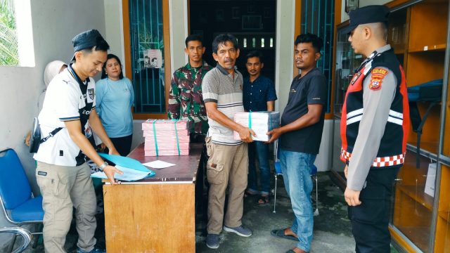 Babinsa Koramil 09/Batang Anai Monitor Kedatangan Surat Suara Pilwana Serentak di Nagari Sungai Buluh Barat.