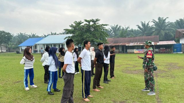 Semangat Merah Putih dari Sekolah, Babinsa Latih Paskibra SMA Negeri 1 Bosar Maligas.