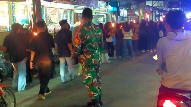 Babinsa Koramil 01/Pariaman Laksanakan Pengamanan Pawai Obor Sambut Tahun Baru Islam 1 Muharram 1448 H.
