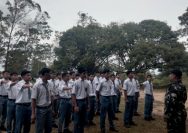 Bangun Karakter Generasi Muda, Babinsa Berikan Wasbang dan Pelatihan PBB di SMK Negeri 1 Raya.