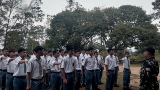 Bangun Karakter Generasi Muda, Babinsa Berikan Wasbang dan Pelatihan PBB di SMK Negeri 1 Raya.