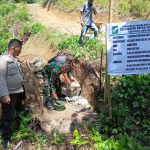 Babinsa dan Bhabinkamtibmas Dampingi Trial Pembangunan Parit Desa di Marihat Dolok, Wujudkan Infrastruktur yang Transparan dan Bermanfaat.