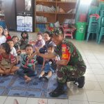 Babinsa Koramil 03/Siantar Selatan Tanamkan Semangat Belajar dan Disiplin kepada Anak-Anak PAUD Sukamaju
