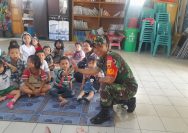 Babinsa Koramil 03/Siantar Selatan Tanamkan Semangat Belajar dan Disiplin kepada Anak-Anak PAUD Sukamaju