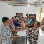 Pastikan Tepat Sasaran, Babinsa Dampingi Penyaluran BLT dan Insentif Guru Mengaji di Tanjung Maraja.