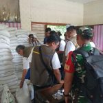 Babinsa Parapat Dampingi Bulog, Pastikan Bantuan Pangan Tersalurkan Tepat Sasaran.