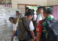 Babinsa Parapat Dampingi Bulog, Pastikan Bantuan Pangan Tersalurkan Tepat Sasaran.
