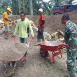 Babinsa dan Warga Bersatu Bangun Pondasi Jalan, Wujud Nyata Semangat Gotong Royong di Nagori Palianopat.