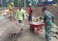 Babinsa dan Warga Bersatu Bangun Pondasi Jalan, Wujud Nyata Semangat Gotong Royong di Nagori Palianopat.