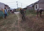 Babinsa dan Warga Dusun V Bagot Ingul Bersatu Bersihkan Lingkungan, Wujudkan Nagori yang Bersih dan Sehat.