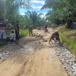 Babinsa dan Warga Lumban Gorat Bersatu Perbaiki Jalan Rusak, Wujud Nyata Kepedulian untuk Kemudahan Akses Masyarakat.