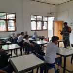 Babinsa Koramil 11/Girsang Sipangan Bolon Tanamkan Semangat Kebangsaan kepada Generasi Muda di Parapat.