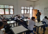 Babinsa Koramil 11/Girsang Sipangan Bolon Tanamkan Semangat Kebangsaan kepada Generasi Muda di Parapat.