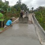 Semangat Kebersamaan, Babinsa Koramil Siantar Selatan Gotong Royong Bersama Warga Bangun Jalan Rabat Beton.
