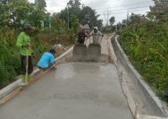 Semangat Kebersamaan, Babinsa Koramil Siantar Selatan Gotong Royong Bersama Warga Bangun Jalan Rabat Beton.