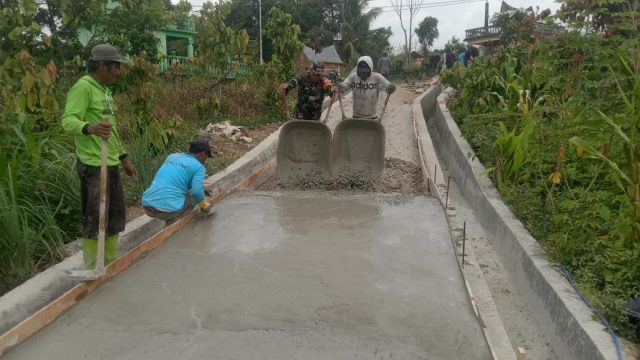 Semangat Kebersamaan, Babinsa Koramil Siantar Selatan Gotong Royong Bersama Warga Bangun Jalan Rabat Beton.